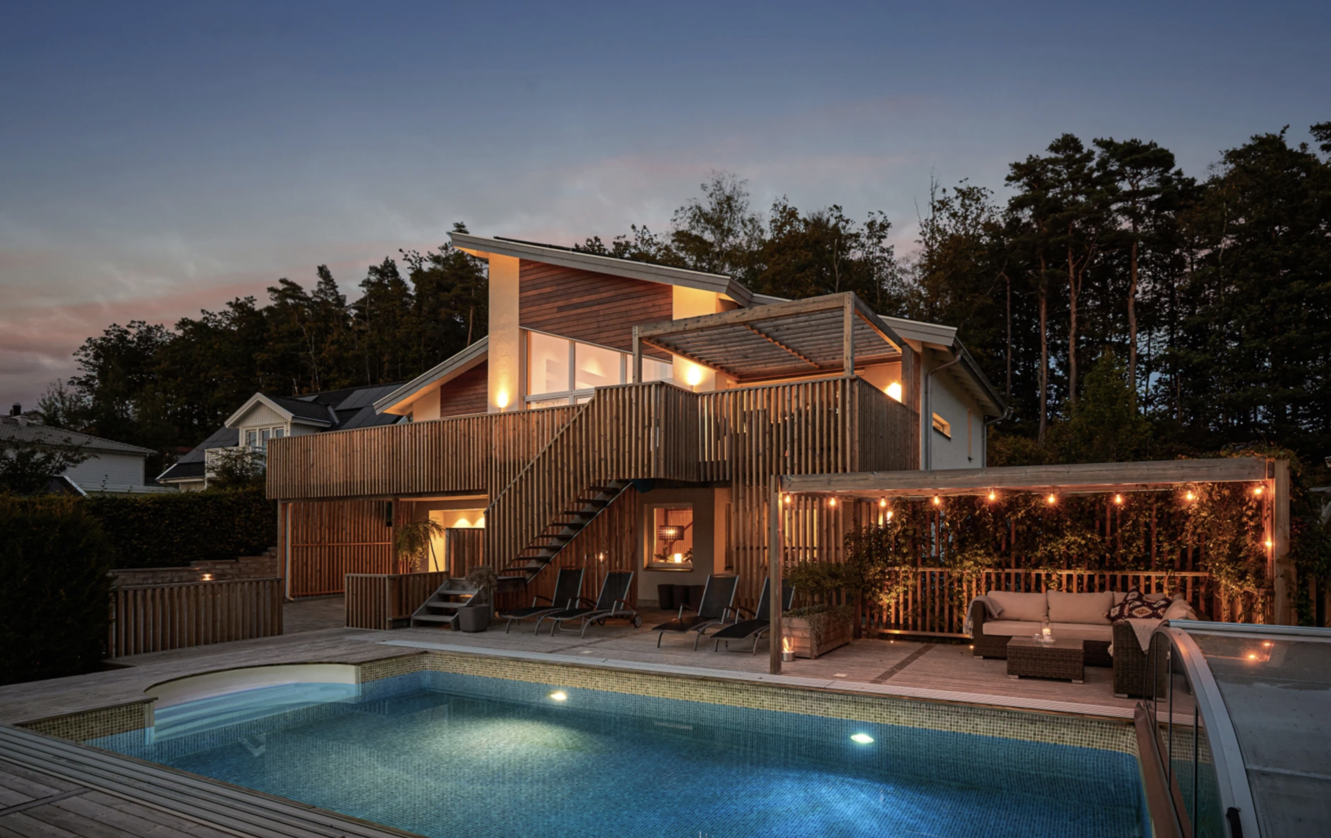 En modern villa med utomhuspool.